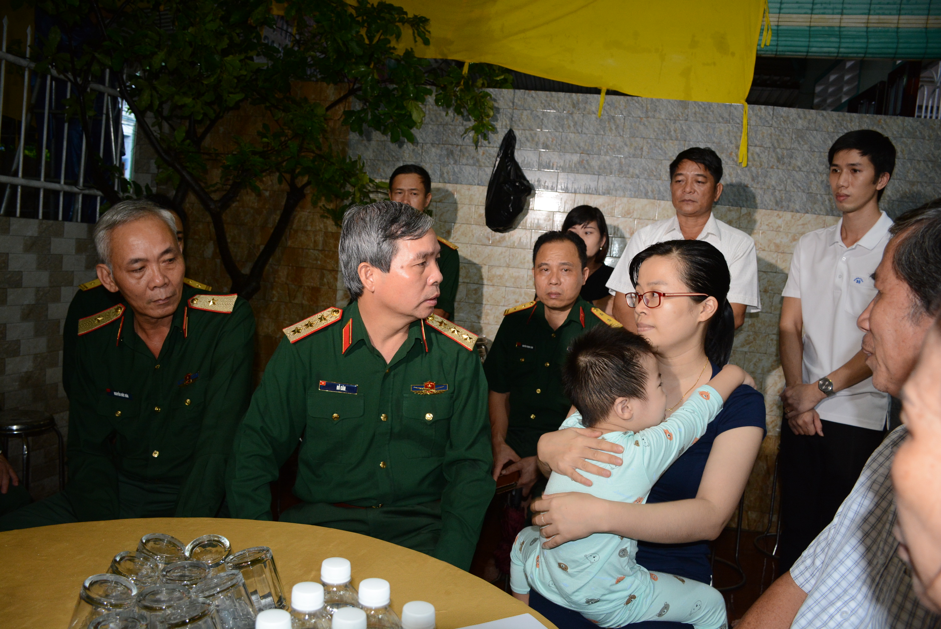 Thượng tướng Đỗ Căn thăm, động viên gia đình quân nhân hy sinh khi làm nhiệm vụ cứu hộ Rào Trăng 3